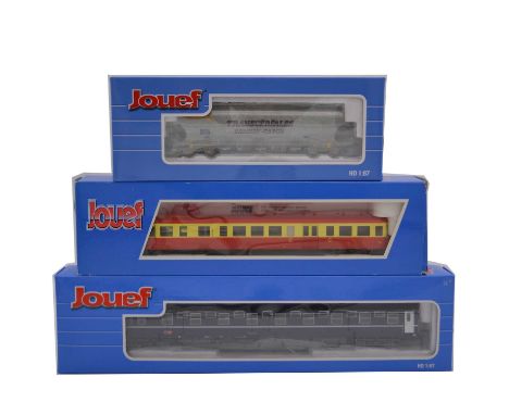 Jouef HO model railways, ref 860600 Autorail X3800 Picasso locomotive; HJ6072 Transcereales Esmery-Caron wagon; HJ4043 Voitur