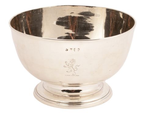 A George III silver pedestal bowl, John Lloyd, Dublin 1777, crested and raised on a circular foot, 20cm diameter, 12cm high, 