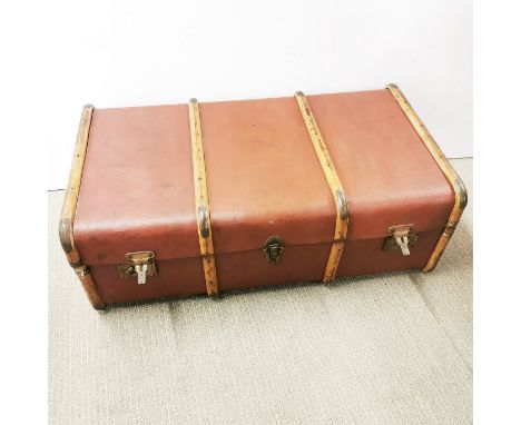 A vintage cabin trunk, size 90 x 32 x 50cm.