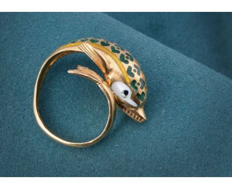 An 18ct gold dolphin dress ring, decorated with green and white enamel marked K18, ring size O, 8.5g