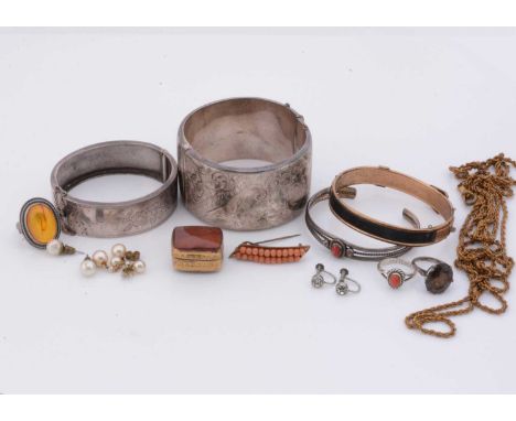 A quantity of costume jewellery, including a silver hinged bangle, a larger example, a silver amber dress ring, a silver smok