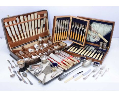 A collection of silver plated items, including a small silver plated hip flask, a pair of novelty golf drink measures, three 