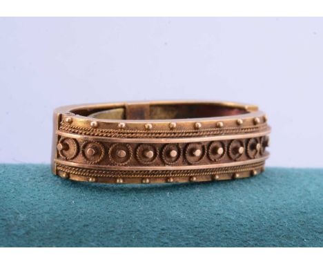 An Edwardian 15ct gold scarf or toggle pin, of oval form with hinged design, 2.5cm x 1.4cm, marked 15ct, 3.7g