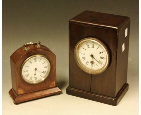 An Edwardian mahogany arched rectangular mantel timepiece, white enamel dial, Roman numerals, brass loop handle, bun feet, 18