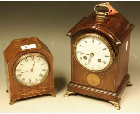 An Edwardian mahogany inlaid mantel clock, brass loop handle, arched case, circular white enamel dial, Roman numerals, twin w