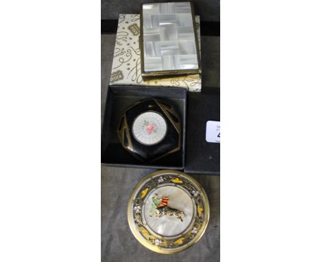 Clover musical vintage compact with mother of pearl inlaid top together with a Elgin deco compact in box and two others (4)