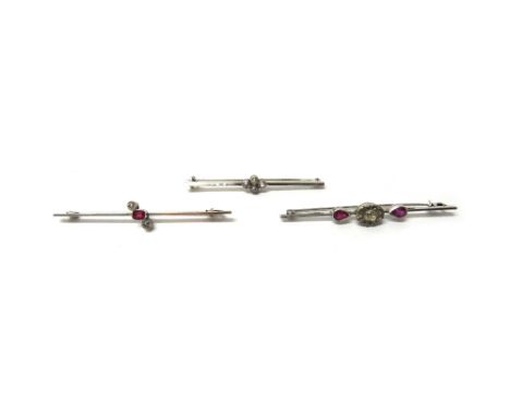 A white gold and diamond set four stone bar brooch, mounted with cushion shaped diamonds, detailed 15 CT, a white gold, ruby 