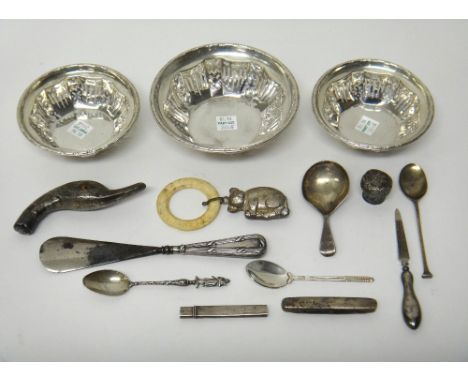 Three similar silver bonbon dishes, comprising; one larger, Sheffield 1923 and two smaller dishes, Sheffield 1923 and 1924, a