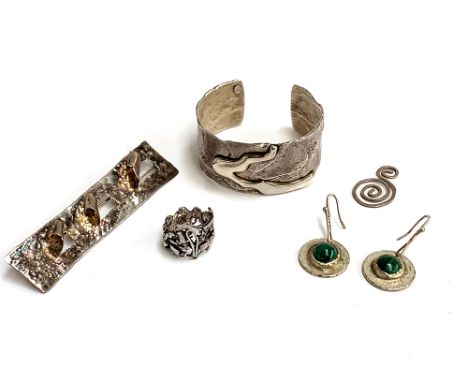 A Brutalist silver brooch, hallmarked 'HF' SIL, 8.5cmL, approx. 11g; together with a ring size L, approx. 6.3g; pair of Moder