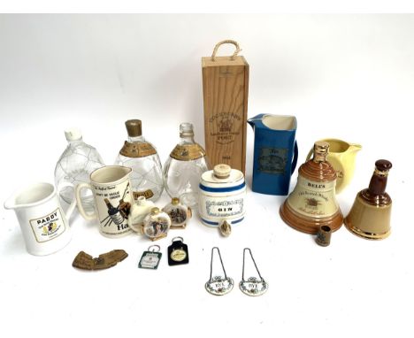 A quantity if brewery interest items to include Dimple bottles, Bells ceramic bottle, Crown Staffordshire rye tags, Wade PDM 