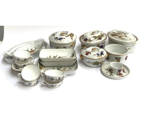 A quantity of Royal Worcester 'Evesham Vale' dinner wares to include tureens, serving dishes, together with 6 Royal Worcester