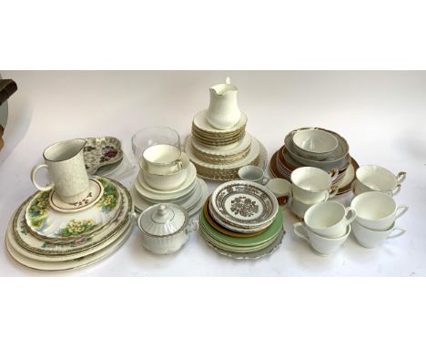 A mixed lot of ceramics to include Wedgwood &amp; Barlaston 'Bay Leaf', Woods ivory ware, Old Foley, Gladstone, Poole, Paliss