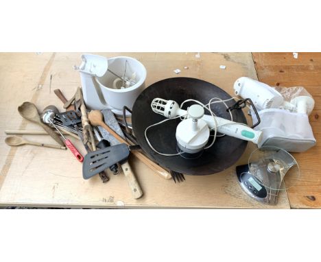 A mixed lot of kitchenalia to include well seasoned wok pan, a Kenwood hand whisk and attachments, Braun 250 hand whisk and v