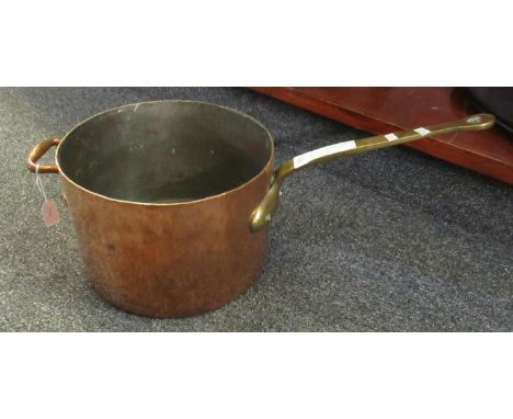 Large vintage copper pan with brass handle. (B.P. 21% + VAT)Pan diameter 33cm approx & height 22cm approx.Few light scratches