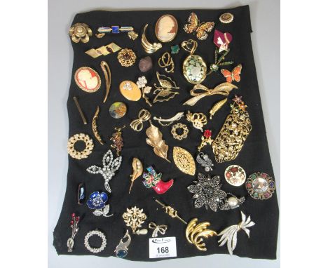Collection of vintage brooches, cameo designs, butterflies, flowers, foliage, etc.(B.P. 21% + VAT) 