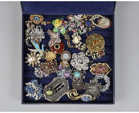 Collection of vintage brooches