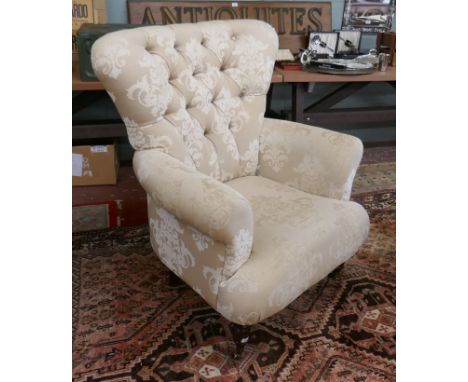 Button back armchair 