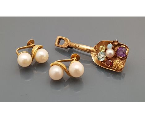 A pair of 14 carat gold mounted double pearl earrings, together with a 14 carat gold brooch as a shovel set with gems and pea