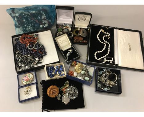 A box containing a quantity of various costume jewellery including necklaces, brooches, etc, together with a set of six cut g