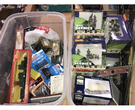 2 BOXES OF RAILWAY ACCESSORIES INCLUDING TRIANG HORNBY BACHMANN ALSO TANK MODELS ETC