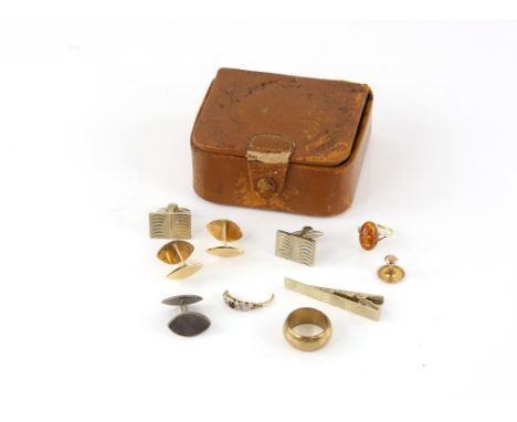 Mixed group of items, including  a pair of cufflinks, with engraved initials 'RA' in 15 ct, oval cabochon cut amber ring, mou