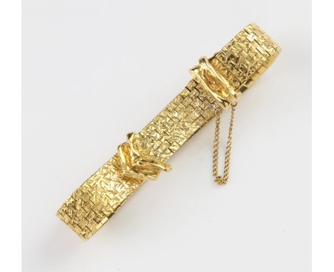 Vintage 1970's buckle bracelet, with textured brick links, in 9 ct yellow gold, with a clip clasp and safety chain, bracelet 