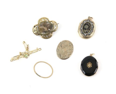 Edwardian bar brooch, centrally set with a round cut peridot and ten seed pearls, with a safety chain in 9 ct gold, with a se