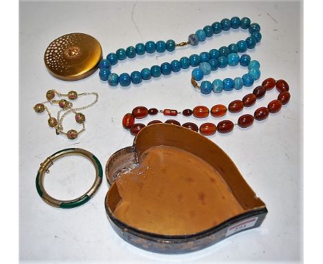 A small lacquered heart shaped jewellery box (lacking lid) the contents to include ladies powder compact, beaded necklace, wh