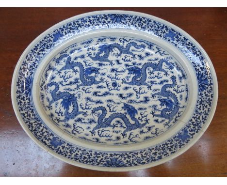 BLUE AND WHITE OVAL GLAZED CERAMIC ASHETTE DECORATED WITH CHINESE DRAGONS 
