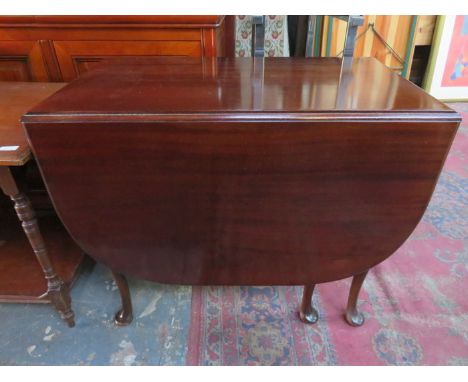 MAHOGANY GATELEG TABLE ON CABRIOLE SUPPORTS 