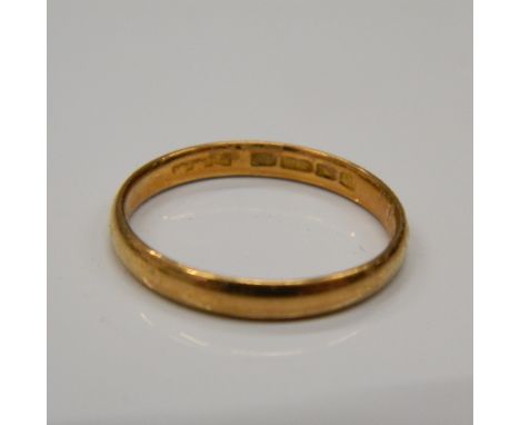 A 22 ct gold wedding band. Ring size H/I (1.5 grammes).