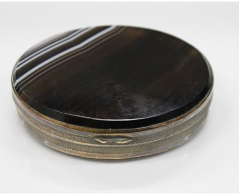 A Victorian agate set gilt brass snuff box. 6.25 cm wide.