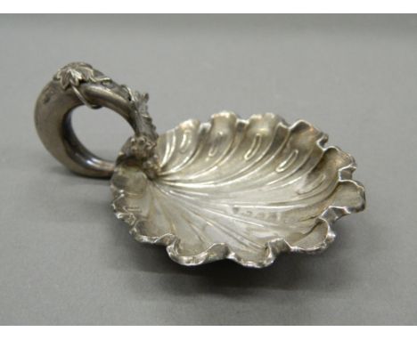 A Victorian silver vine leaf caddy spoon.  7 cm wide (12.5 grammes).