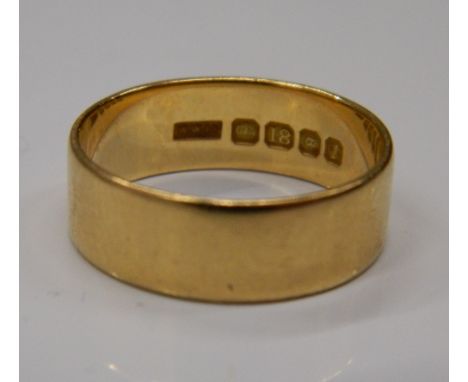 An 18 ct gold wedding band. Ring size N/O (4.4 grammes).