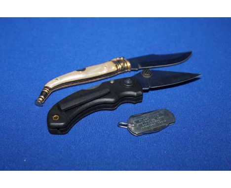 GROUP OF SMALL COLLECTORS' ITEMSincluding pocket knives, snuff boxes, pocket compass etc