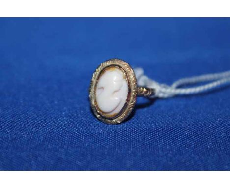 9CT GOLD CAMEO RING engraved band with a shell cameo of a lady