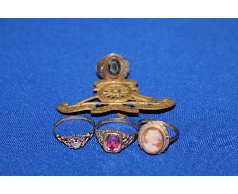 COLLECTION OF JEWELLERY, MILITARY CAP BADGES AND OTHER COLLECTABLESto include an early 20th century 9ct gold lady's ring, Ame