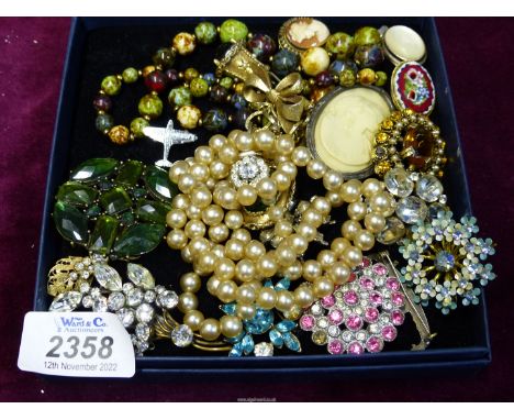 A quantity of costume jewellery.