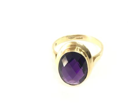 An 18ct gold ring set with large amethyst. Size O 1/2 and 4.27g Postage A