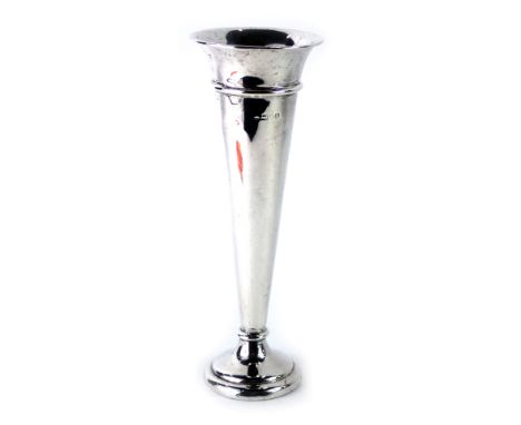 An Edward VII silver stem vase, with fluted top, on circular foot with weighted base, 21cm high, London 1907. 