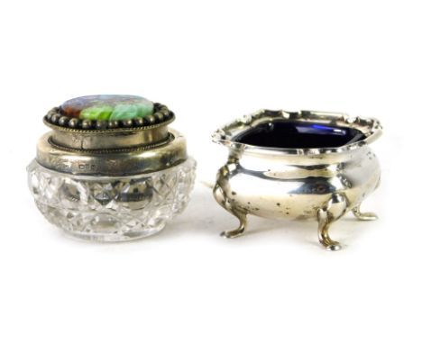 Three white metal trinkets, comprising a silver salt pot with blue glass liner, 0.90oz, a Continental Millefiori set silver p