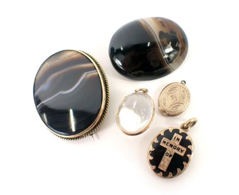 Agate set brooches, a Victorian enamel 'in memory' locket, a plated locket, and a rock crystal pendant. (5) 