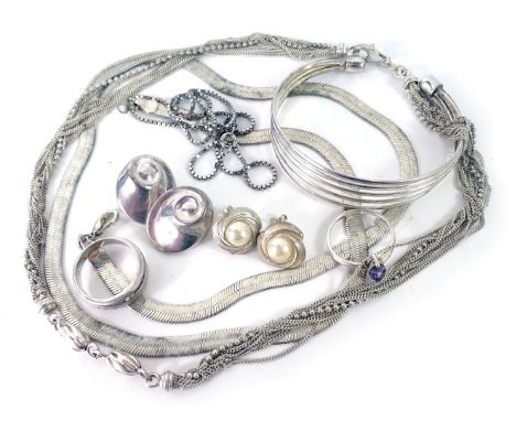 Silver and other costume jewellery, comprising white metal neck chains stamped 925, plated clip on earrings, silver dress rin