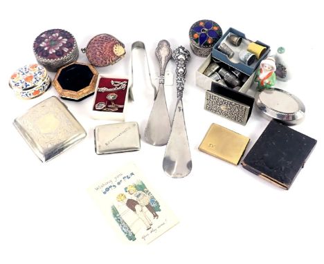 Curios and trinkets, comprising silver plated thimbles, daguerreotype trinket box, silver plated match case, etc. (1 box) 