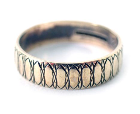 A 9ct gold wedding band, of etched design, ring size N, 2.4g. 