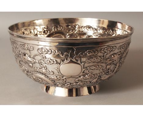 A GOOD EARLY 20TH CENTURY CHINESE SILVER BOWL, possibly by Tuck Chang of Shanghai, weighing 820gm in total, the sides embosse