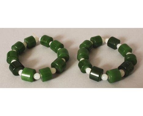 A PAIR OF CHINESE GREEN & WHITE JADE-LIKE BRACELETS.