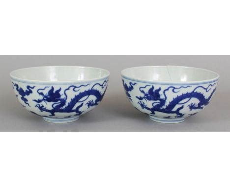 A PAIR OF GOOD QUALITY CHINESE BLUE & WHITE PORCELAIN DRAGON BOWLS, each base with a Daoguang seal mark, 5.7in diameter & 2.7