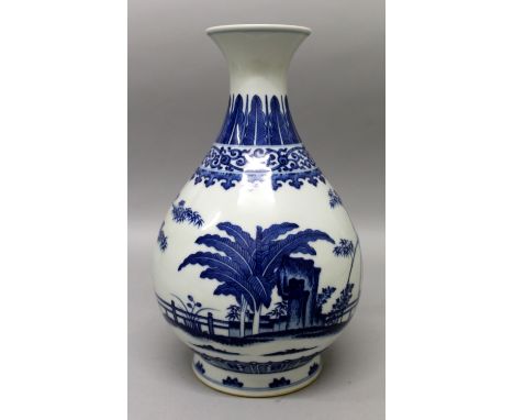 A GOOD QUALITY CHINESE MING STYLE BLUE & WHITE YUHUCHUNPING PORCELAIN VASE, decorated with a continuous fenced garden scene o