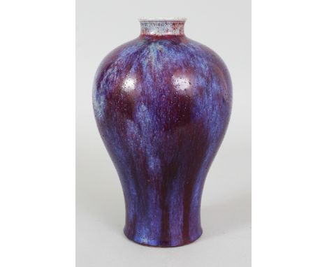 A GOOD QUALITY CHINESE FLAMBE GLAZED MEIPING PORCELAIN VASE, the sides applied with a streaked glaze, the cafe-au-lait base w